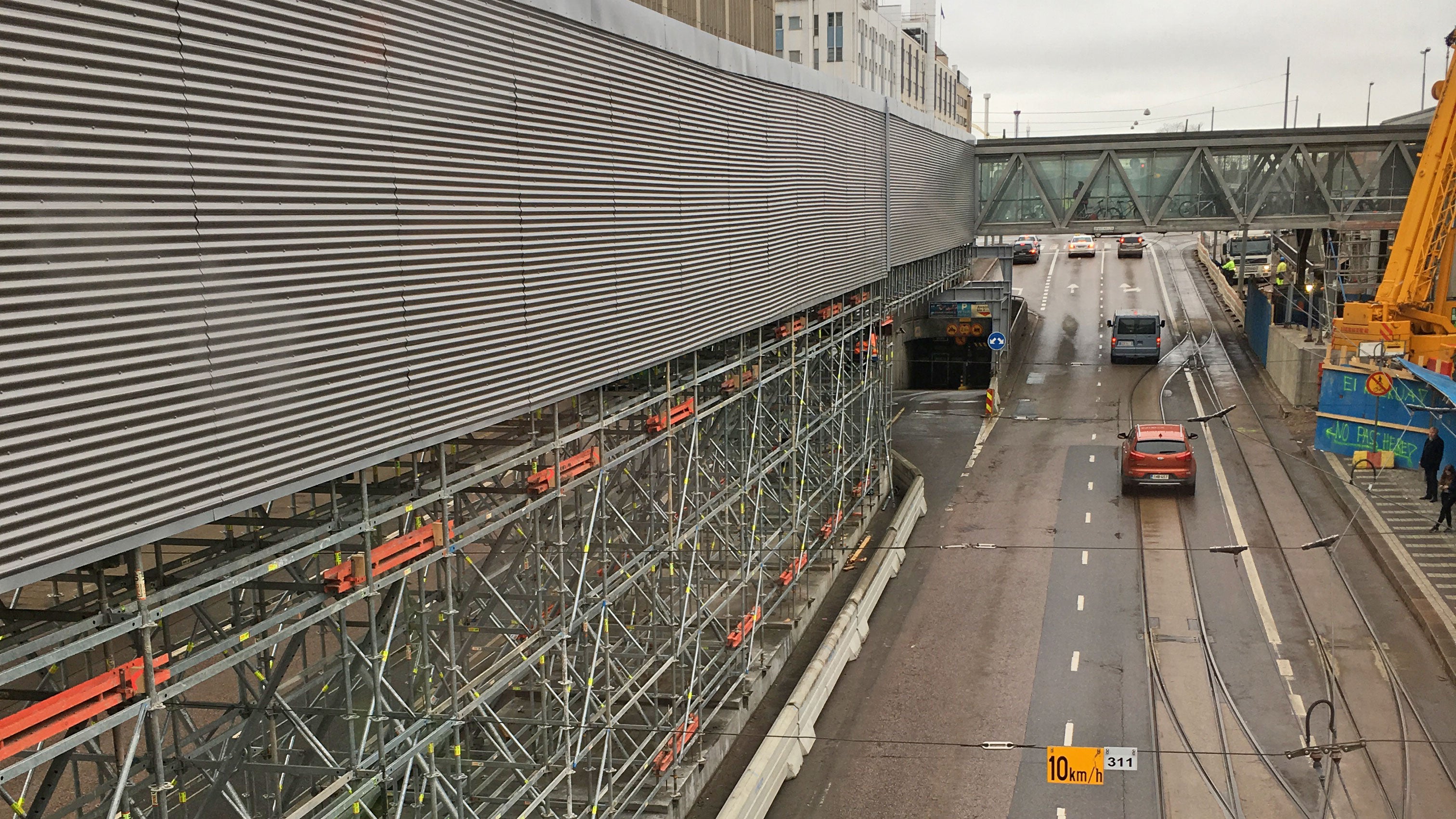 Väliaikainen siirtymäsilta rakennettiin Ratapihantielle ajokaistojen väliin.