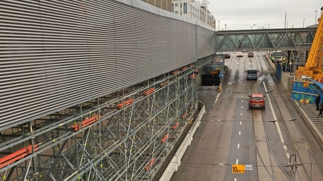 Väliaikainen siirtymäsilta rakennettiin Ratapihantielle ajokaistojen väliin.