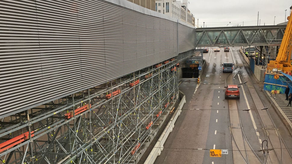 Väliaikainen siirtymäsilta rakennettiin Ratapihantielle ajokaistojen väliin.