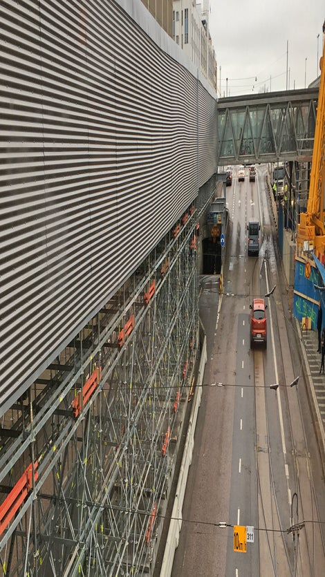 Väliaikainen siirtymäsilta rakennettiin Ratapihantielle ajokaistojen väliin.