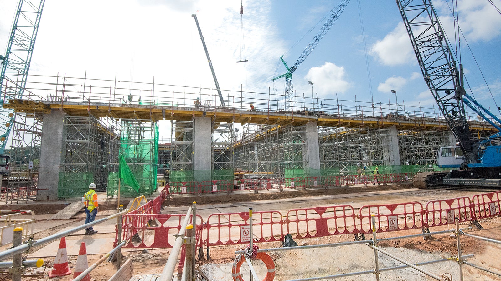 A 6 m high of PERI UP Rosett Flex system are used for the post tension beam.
