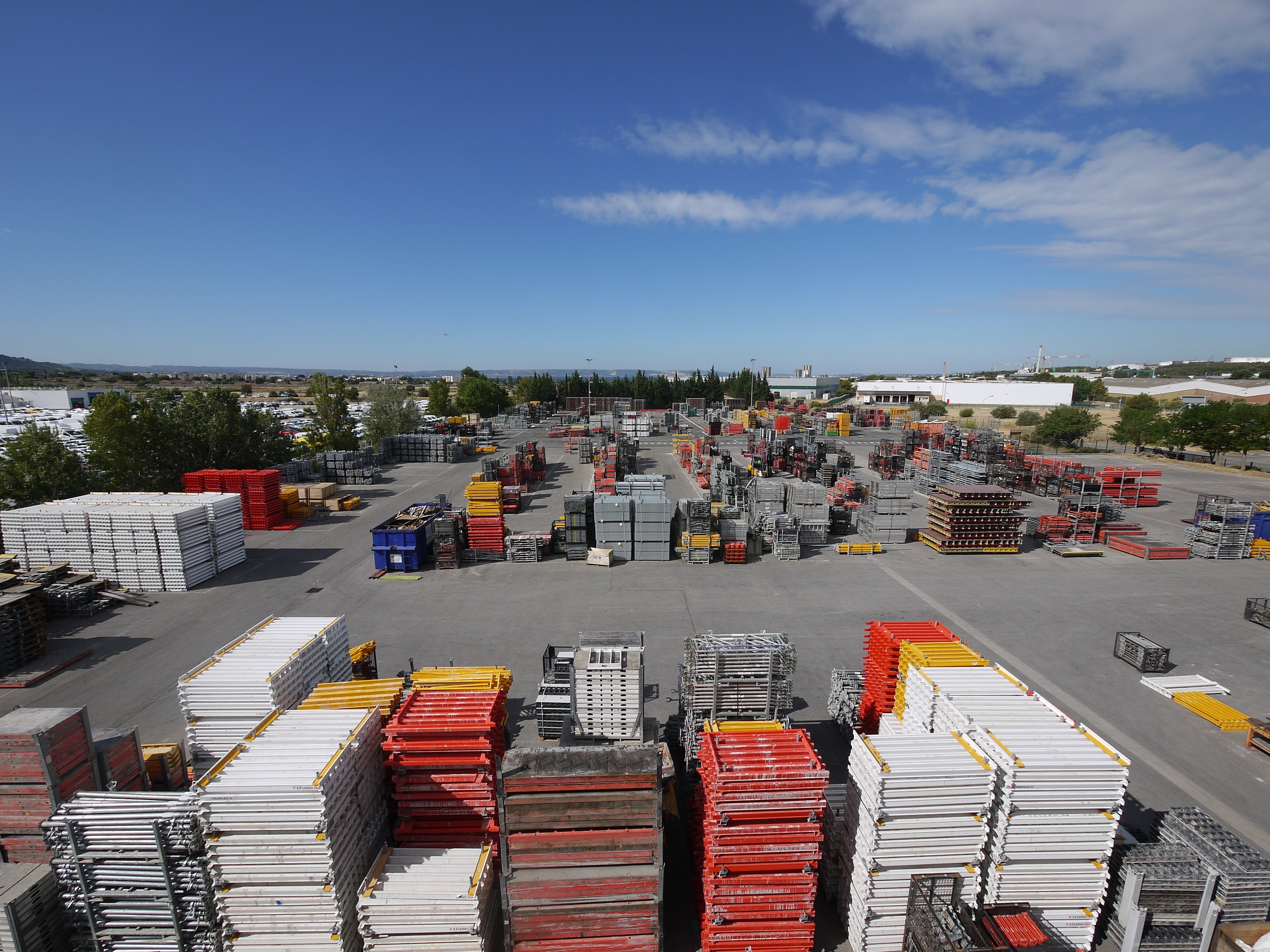 Le parc matériel PERI de Rognac, dans les Bouches-du-Rhône (13), centre de collecte des panneaux DUO et PERI Panel : il est possible d’y récupérer le matériel PERI loué ou vendu, mais également d’y rapporter les panneaux DUO usagés et ne servant plus.<br/>(Photo : PERI France)<br/>