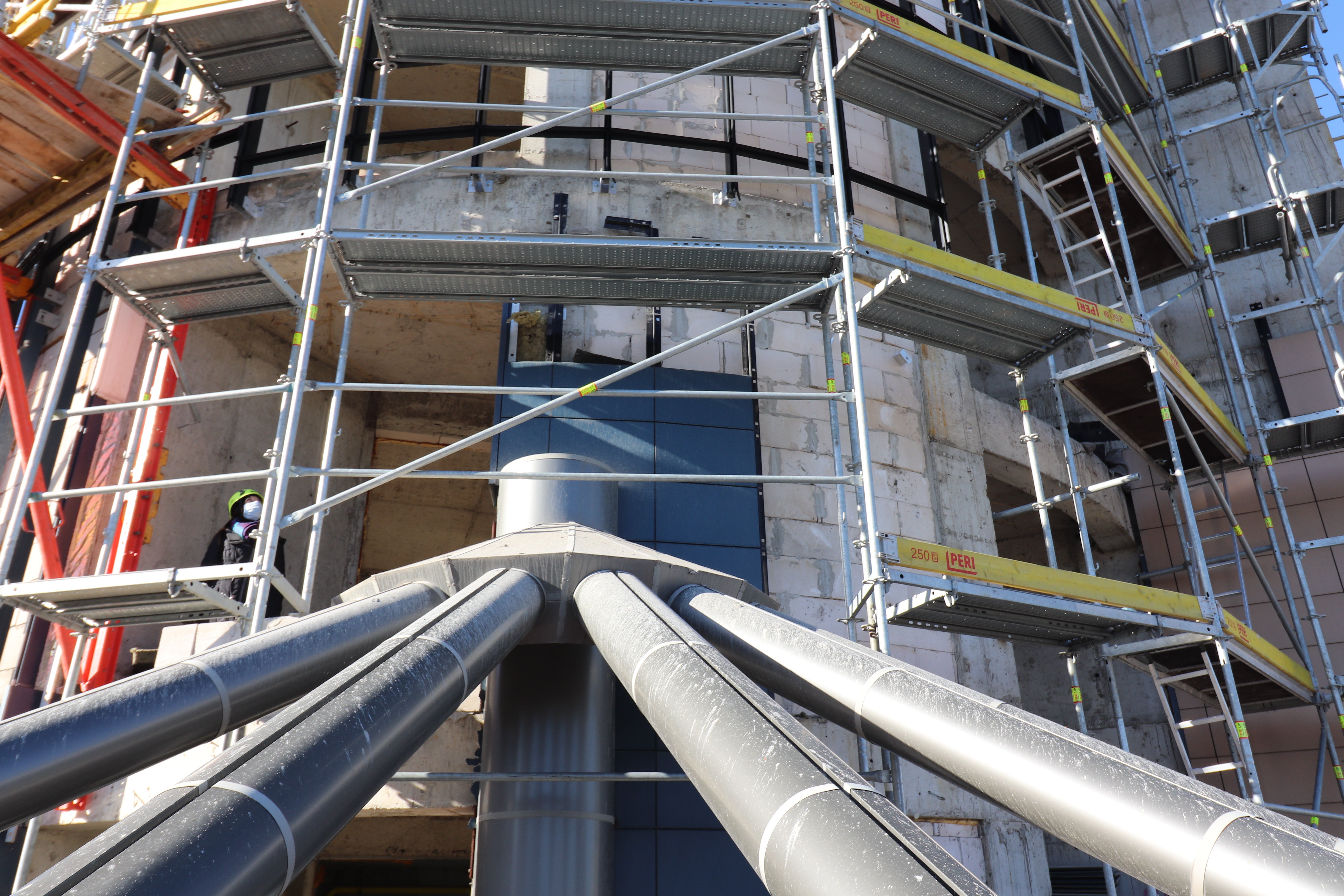 Фасадното скеле PERI UP Easy се характеризира с изключително леки съставни елементи с голяма носимоспособност. Подовите елементи могат да се демонтират без демонтиране на допълнителни елементи, а всички елементи са с интегрирана система против повдигане от вятър GRAVITY LOCK