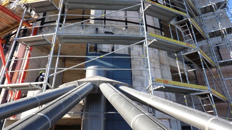 Фасадното скеле PERI UP Easy се характеризира с изключително леки съставни елементи с голяма носимоспособност. Подовите елементи могат да се демонтират без демонтиране на допълнителни елементи, а всички елементи са с интегрирана система против повдигане от вятър GRAVITY LOCK