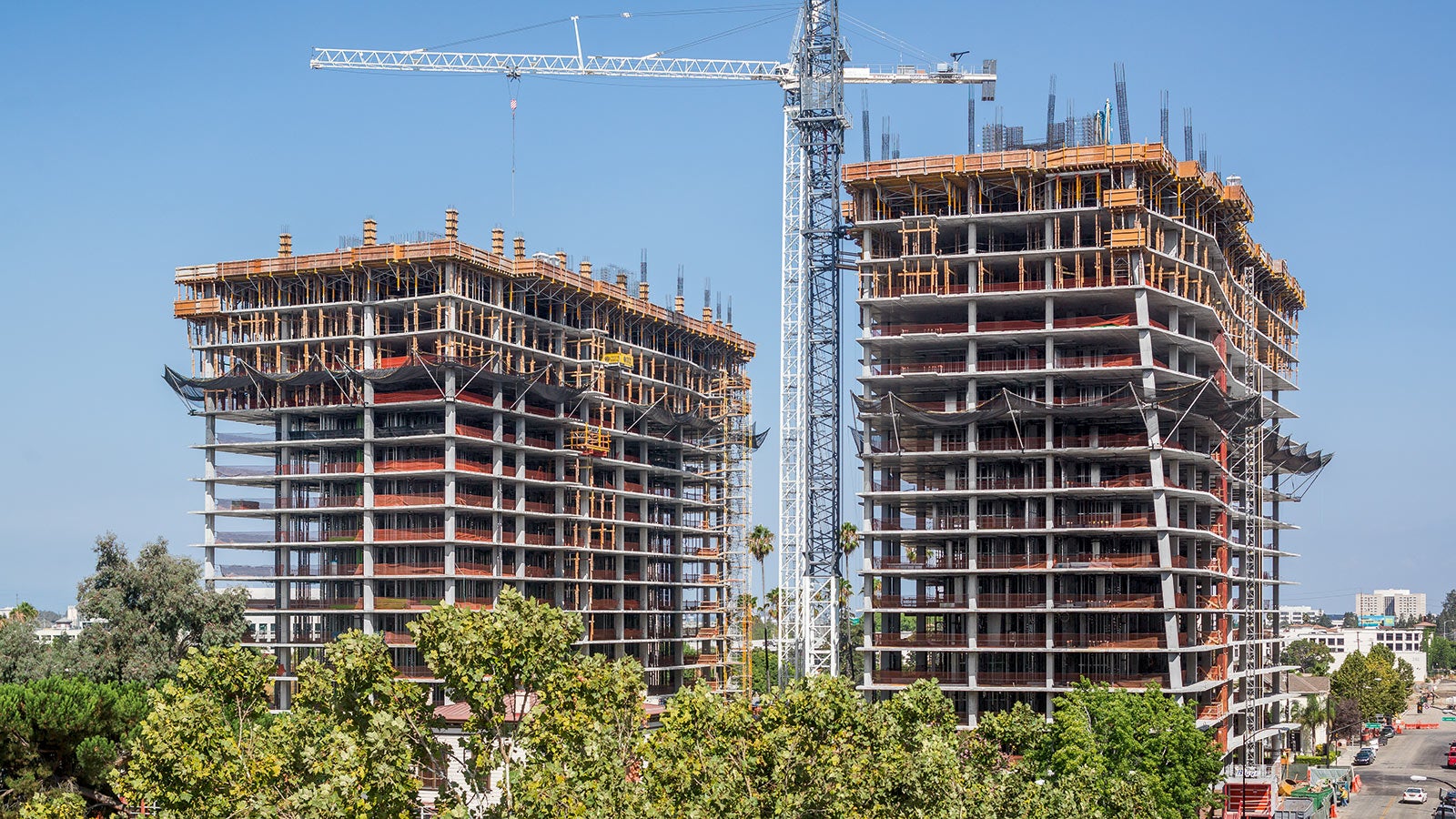 The twin 20- and 22-story Silvery Towers are bringing 700 units of luxury condominium living to downtown San Jose.