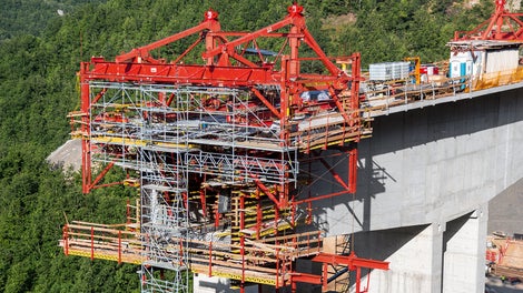 Due to the high degree of flexibility of the balanced cantilevered carriage, the system could be quickly adapted in order to match the different cross-sections whereby individual offset cycles were accelerated and work processes optimised.