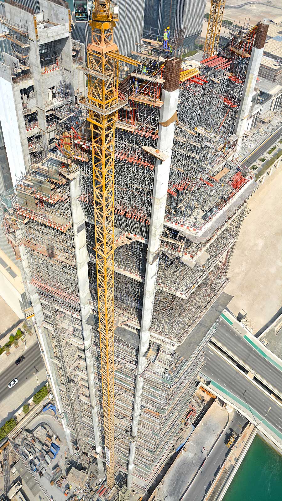 More than 150 m high, the tower comprises 29 floors and a roof. 