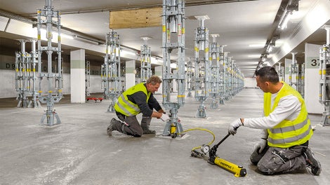 According to the requirements, PERI UP heavy-duty props are combined and installed with the appropriate PERI UP standards in suitable lengths as well as with lightweight system components. They are characterized by their simple transport and erection and their high load-bearing capacity of up to 200 kN. 