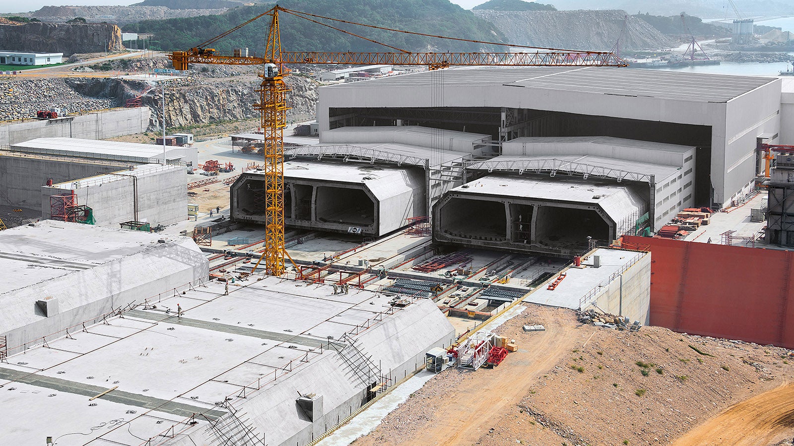 A total of 33 tunnel elements will be produced using two production lines: each 180 m long, 38 m wide, 11.40 m high and weighing 72,000 t.