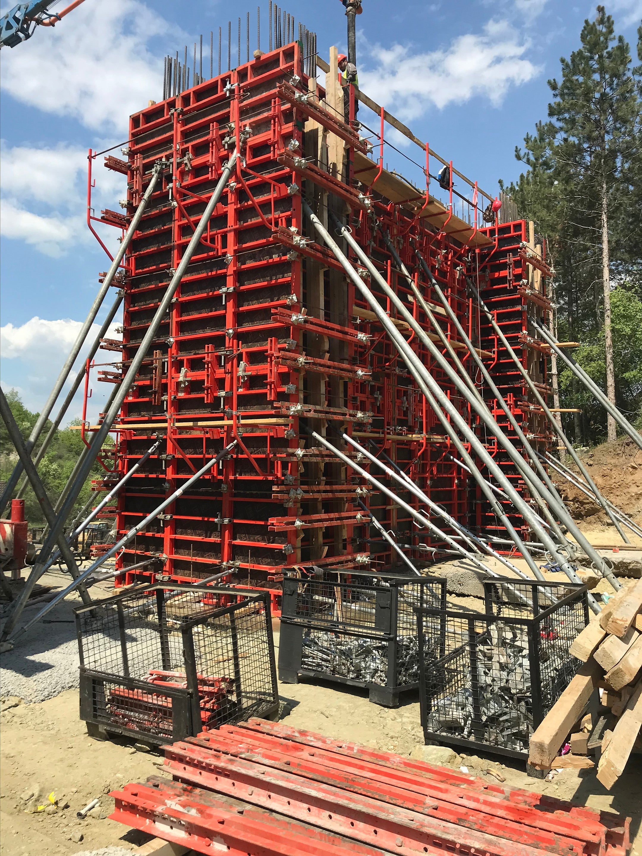 Използвана е кофража система TRIO, в специална конфигурация с наклонени вътрешни тапи.