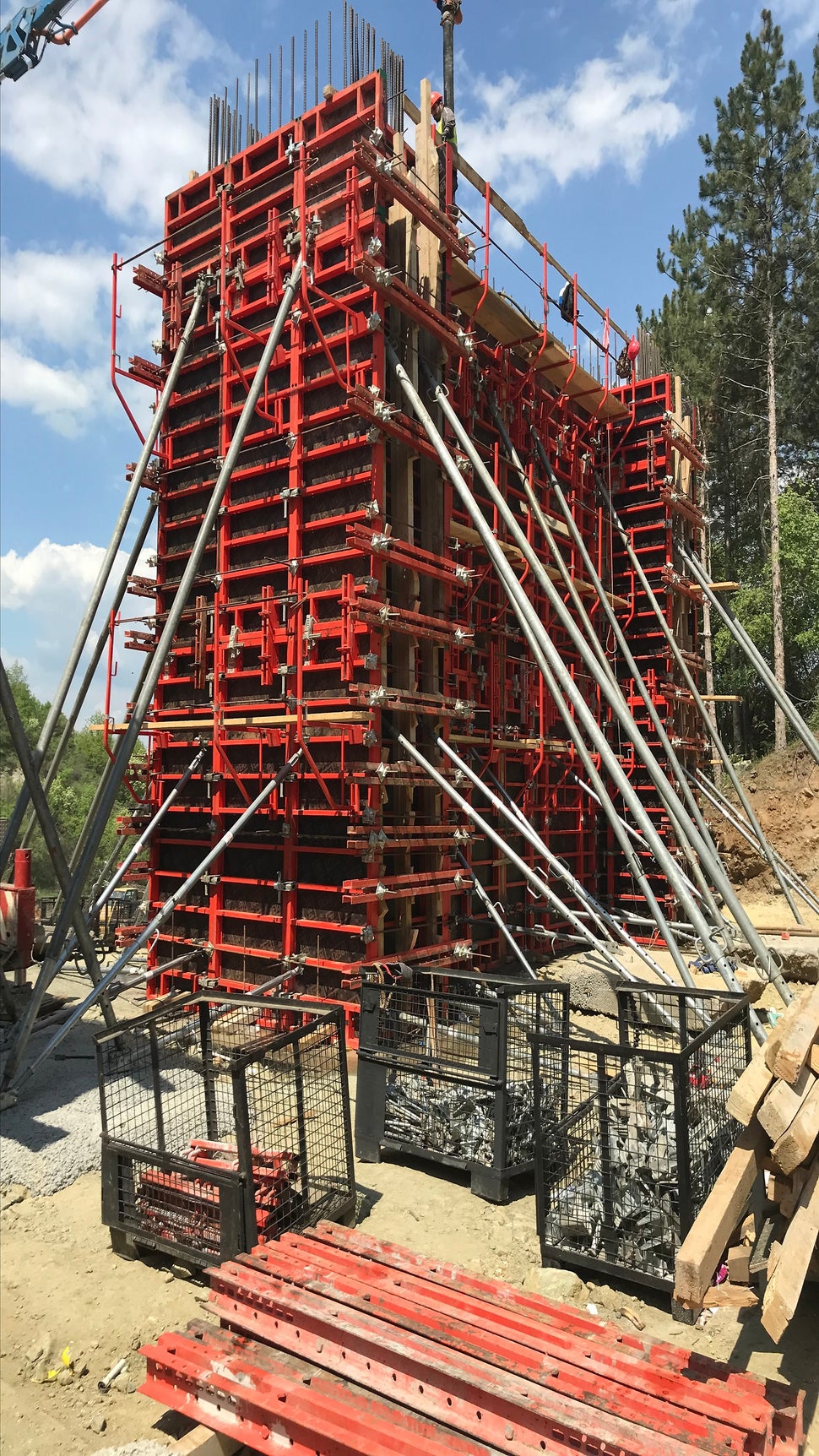 Използвана е кофража система TRIO, в специална конфигурация с наклонени вътрешни тапи.