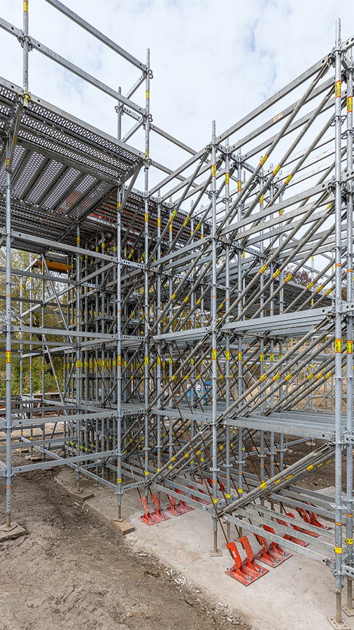 Vorteilhaft bei Planung und Ausführung ist das metrische Systemraster, das eine montage- und nutzerfreundliche Gerüstanpassung mit Standardbauteilen in 25-cm-Schritten ermöglicht.