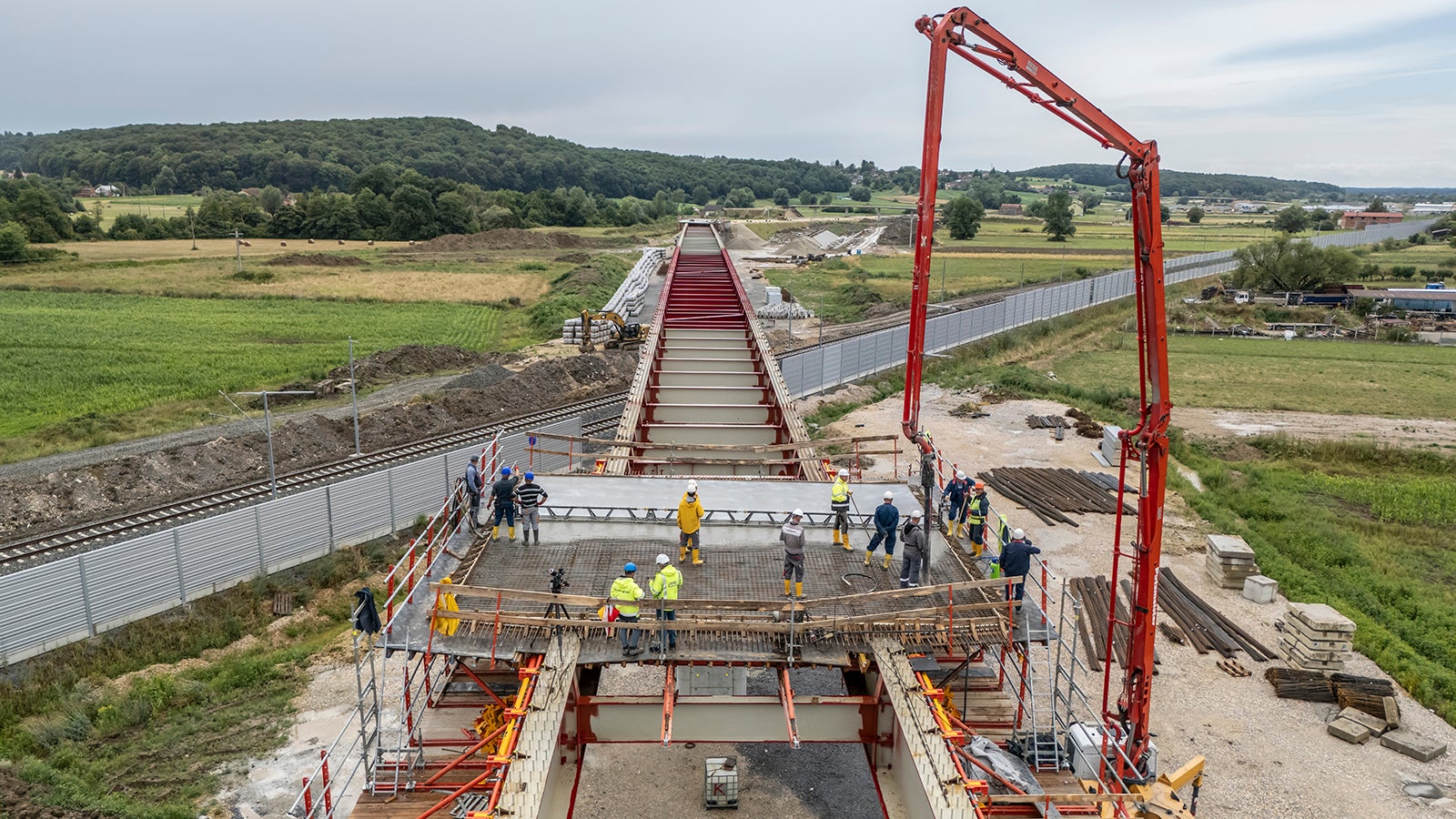 As the VCT Composite Track is moved beneath the superstructure and does not require any supports or carriageway penetrations, work can be carried out above without any hindrances. This simplifies and speeds up processes.<br/>(Foto: PERI SE)<br/>