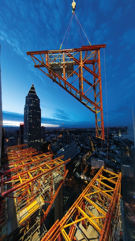 Mithilfe eines Krans wurde die Unterstützungskonstruktion für die Auskragung in das 33. Stockwerk gehoben.