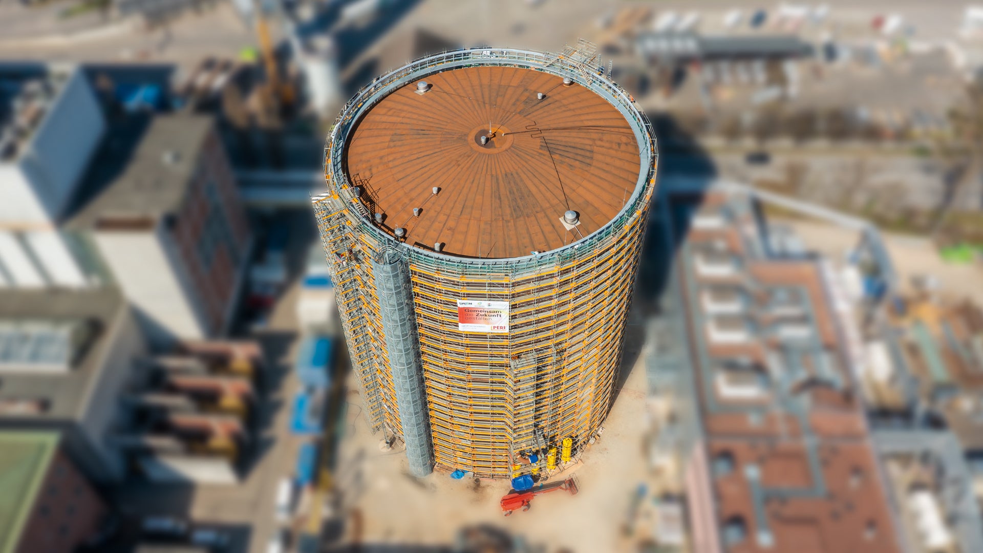 Die polygonale Einrüstung mit PERI UP passte sich an die Rundung des 50 m hohen Stahlzylinders an.