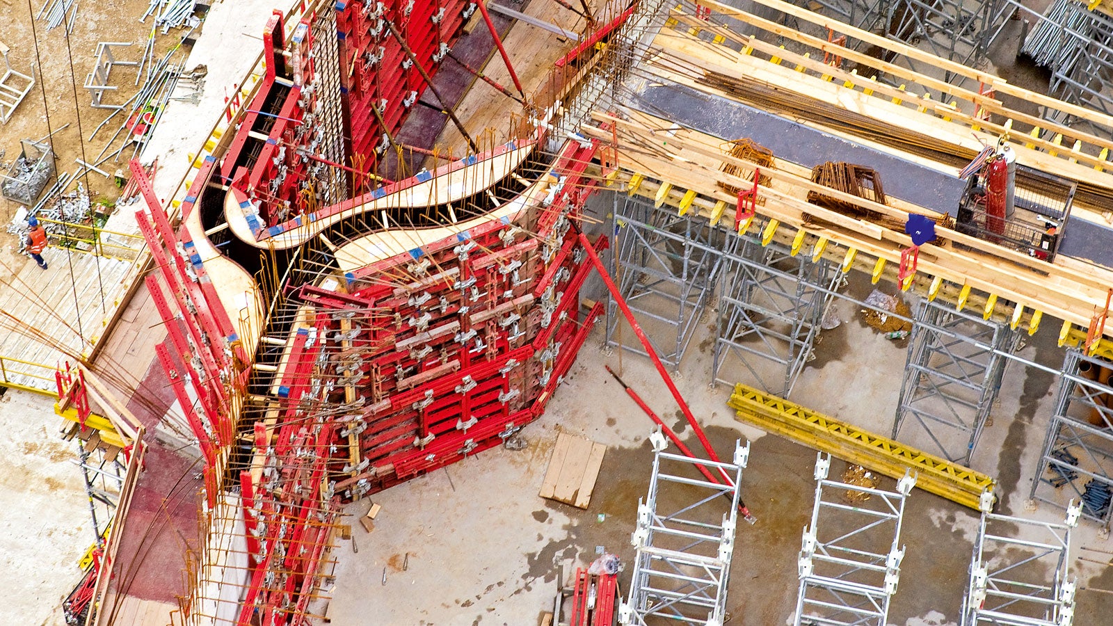 Accurately dimensioned pre-assembled special elements within TRIO panel formwork for forming the curved building geometry.