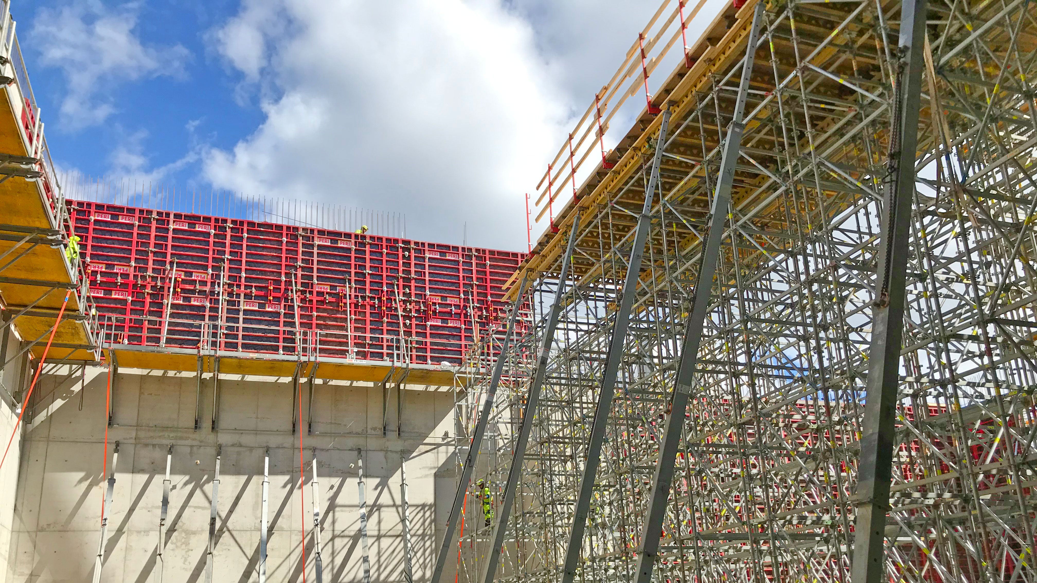 FB 180 -niveltyötasojen ansiosta korkeita telineitä ei tarvita. 