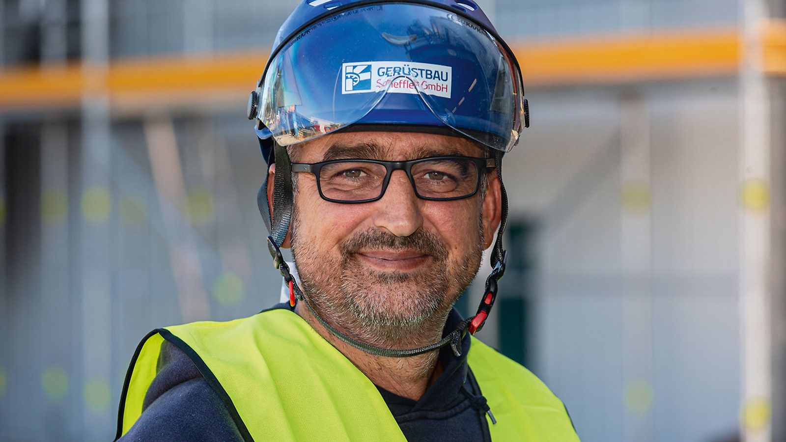 Diese Baustelle wäre aufgrund der Komplexität mit herkömmlichem Rahmengerüst nicht oder nur mit sehr hohem Aufwand machbar gewesen. PERI UP Easy hat hier Riesenvorteile: große Flexibilität gepaart mit hohem Arbeitsschutz für meine Mannschaft durch das vorlaufende Geländer. Lobenswert ist auch die von Anfang an enge Zusammenarbeit zwischen uns und PERI bei der Werksplanung für die benötigten Gerüste.