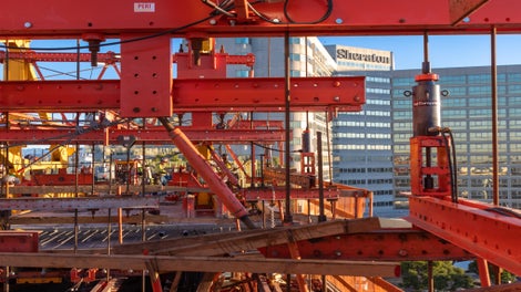 The VARIOKIT systems reduced construction time with high load-bearing capacity, integrated hydraulics, and safe access solutions. Crews utilized four spans of 13 to 17 segments and closure pours at the midspan.