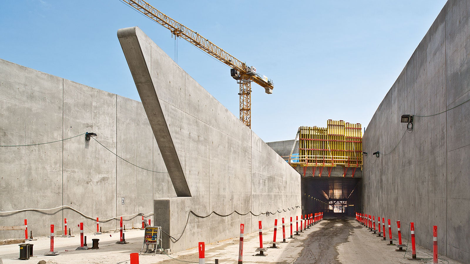 As paredes das entradas do túnel são caracterizadas pela sua forma especial. Estas áreas foram formadas usando formas de paredes de vigas específicas para projetos, que incluíam vigas de formas GT 24 com comprimentos especiais.