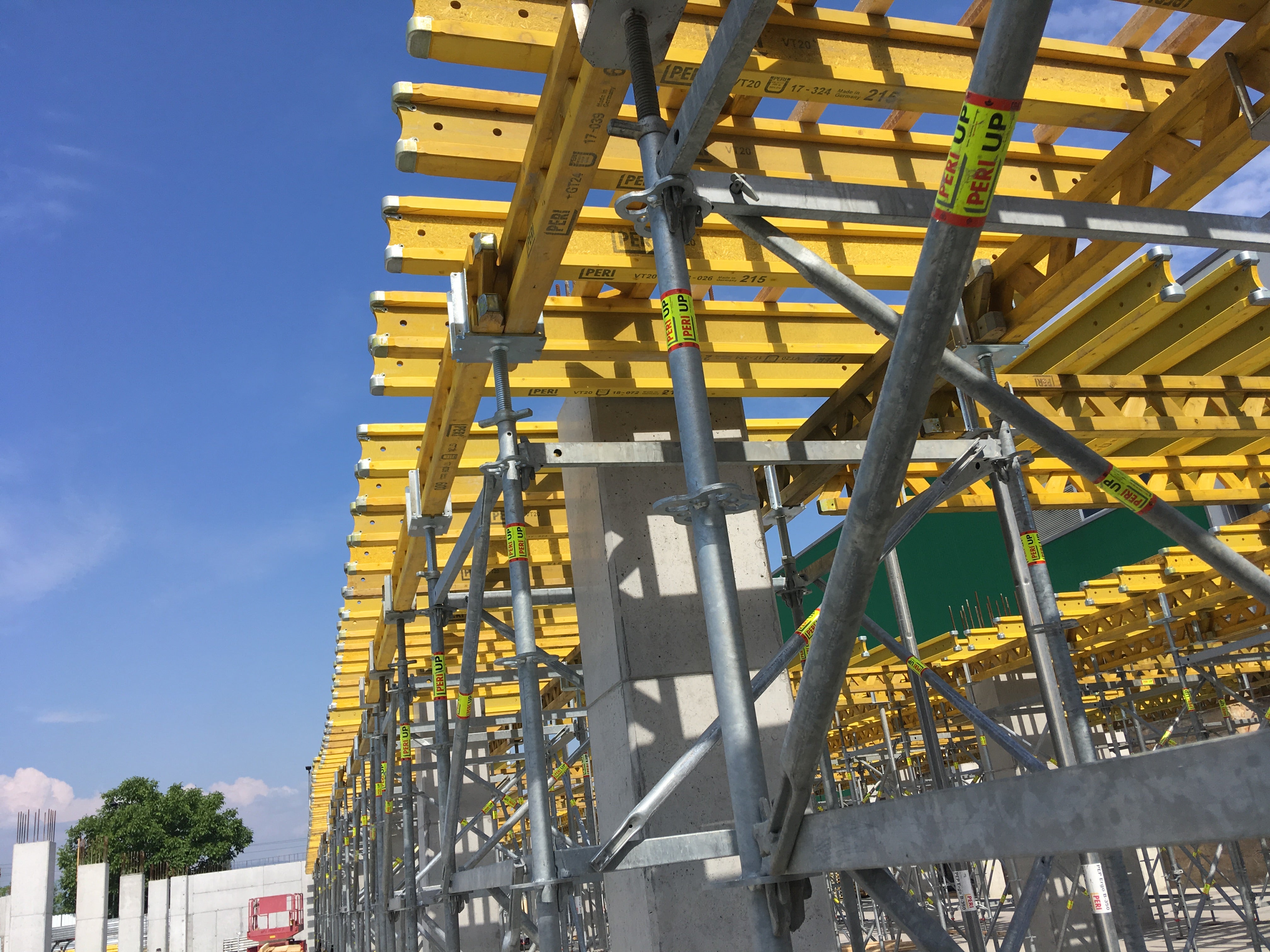 Изграждане на складови помещения към пивоварната на „Пиринско“ в Благоевград - Подпорни кули PERI Up Flex