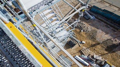 Всички изисквания за безопасност са изпълнени: предпазни парапети и бордове от стомана в ярко жълт цвят