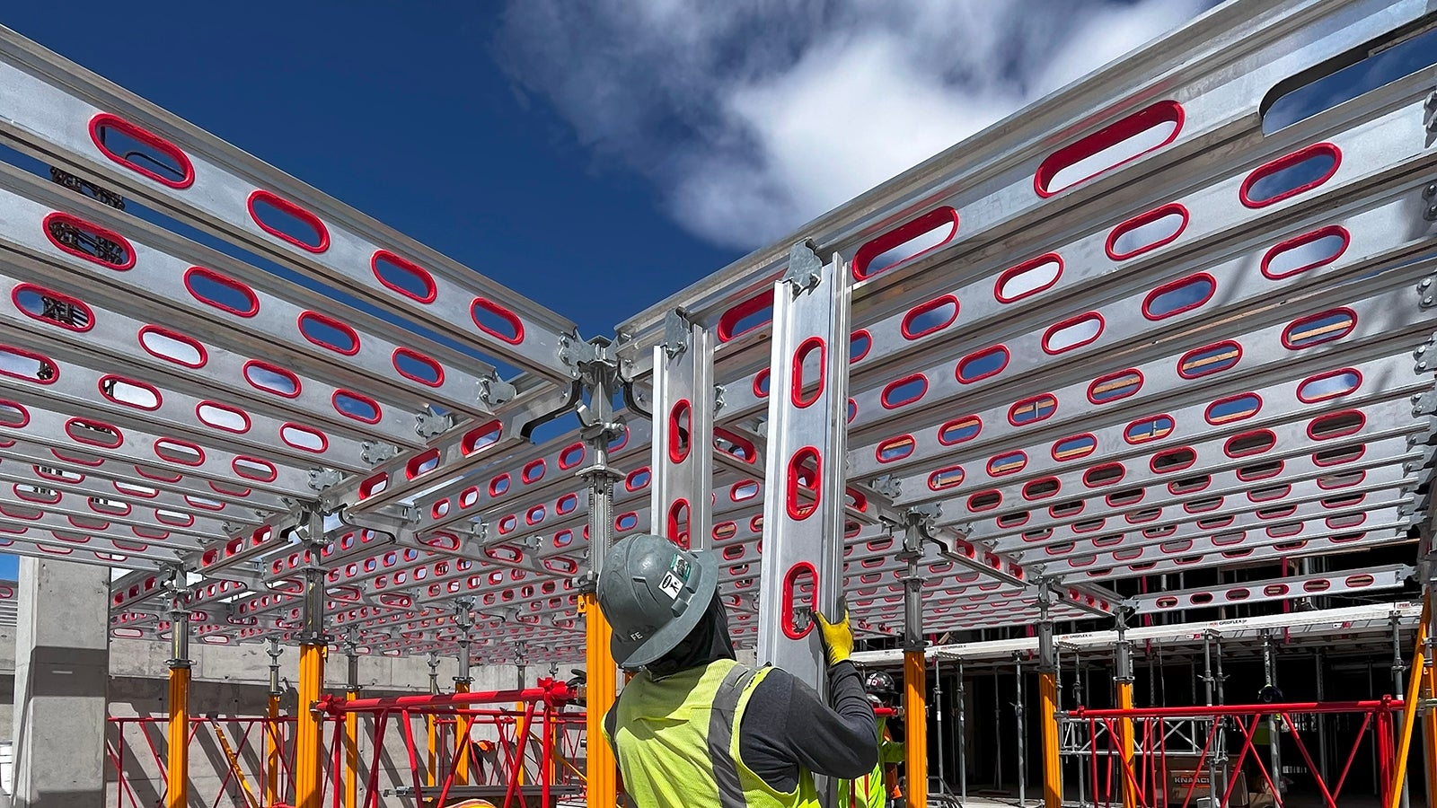 Our SKYFLEX Grid Beam System combines impressive flexibility with speed. At bauma, you can see for yourself the large grid that allows for big bay sizes and few props to maximise efficiency.