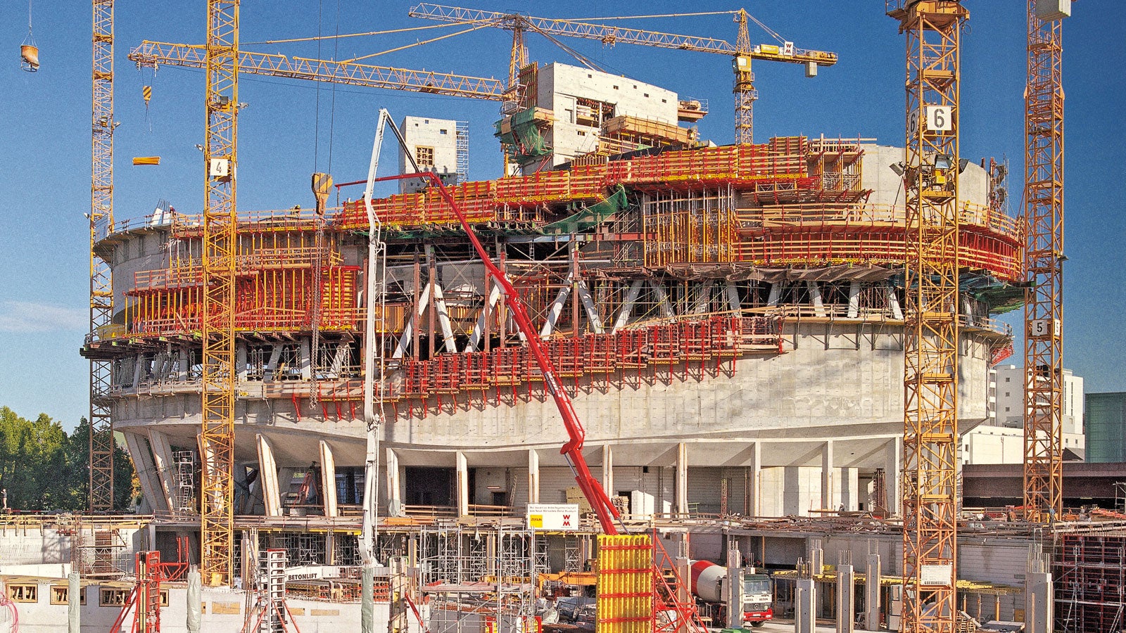 The concrete work for the impressive Mercedes-Benz Museum in Stuttgart required unique engineering and assembly services on the construction site.