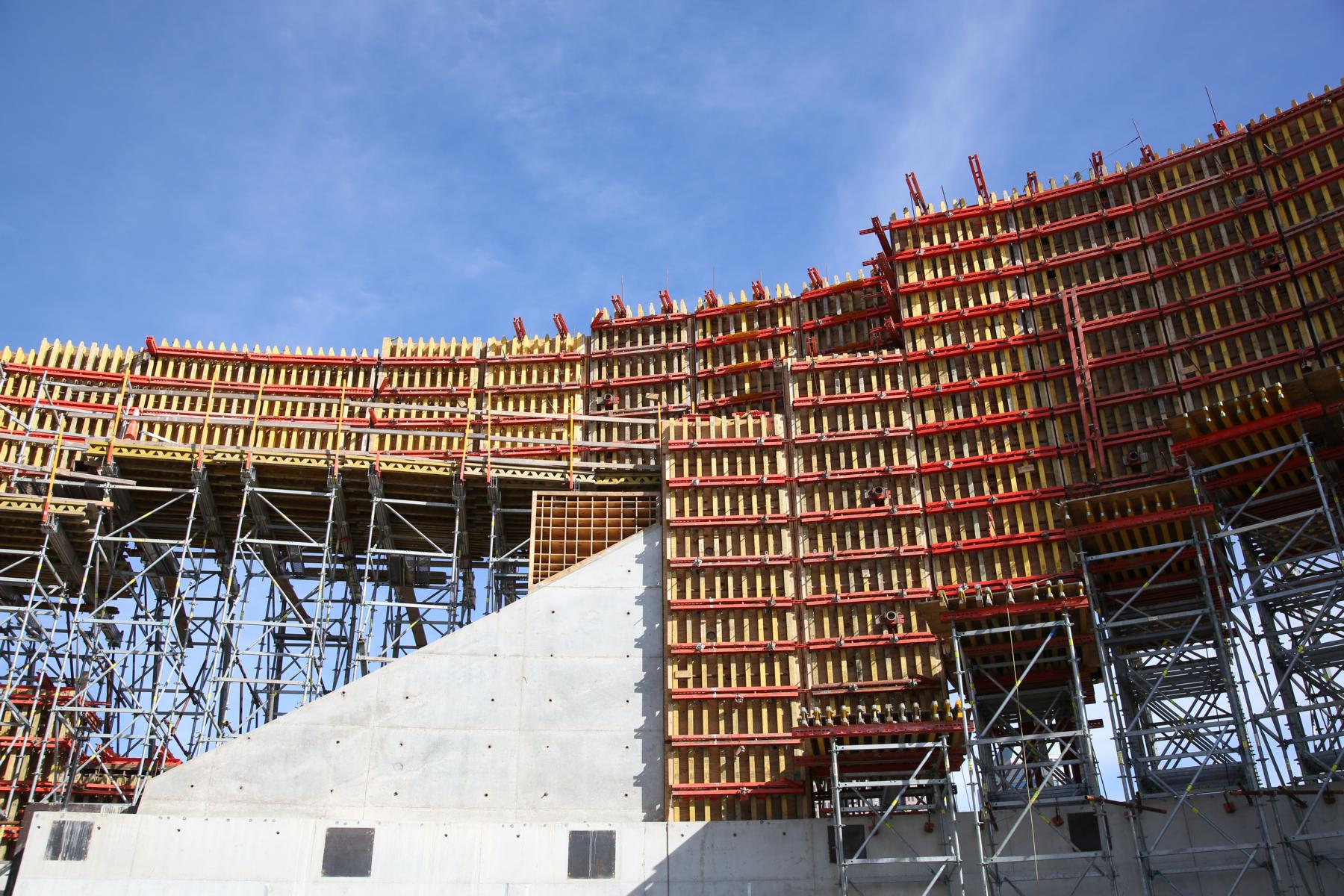 More than 100,000 square feet of PERI’s VARIO system wall forms were required to place the National Veterans Memorial and Museum’s curved walls.