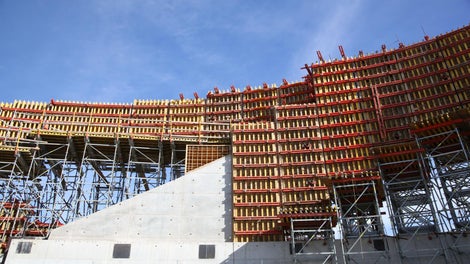 More than 100,000 square feet of PERI’s VARIO system wall forms were required to place the National Veterans Memorial and Museum’s curved walls.