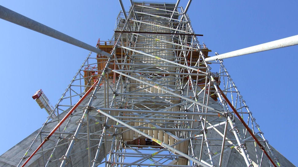 Scala a torre di accesso alle piattaforme di lavoro PERI UP, saldamente ancorate alla cima dell'antenna, per procedere in sicurezza al montaggio dei cavi