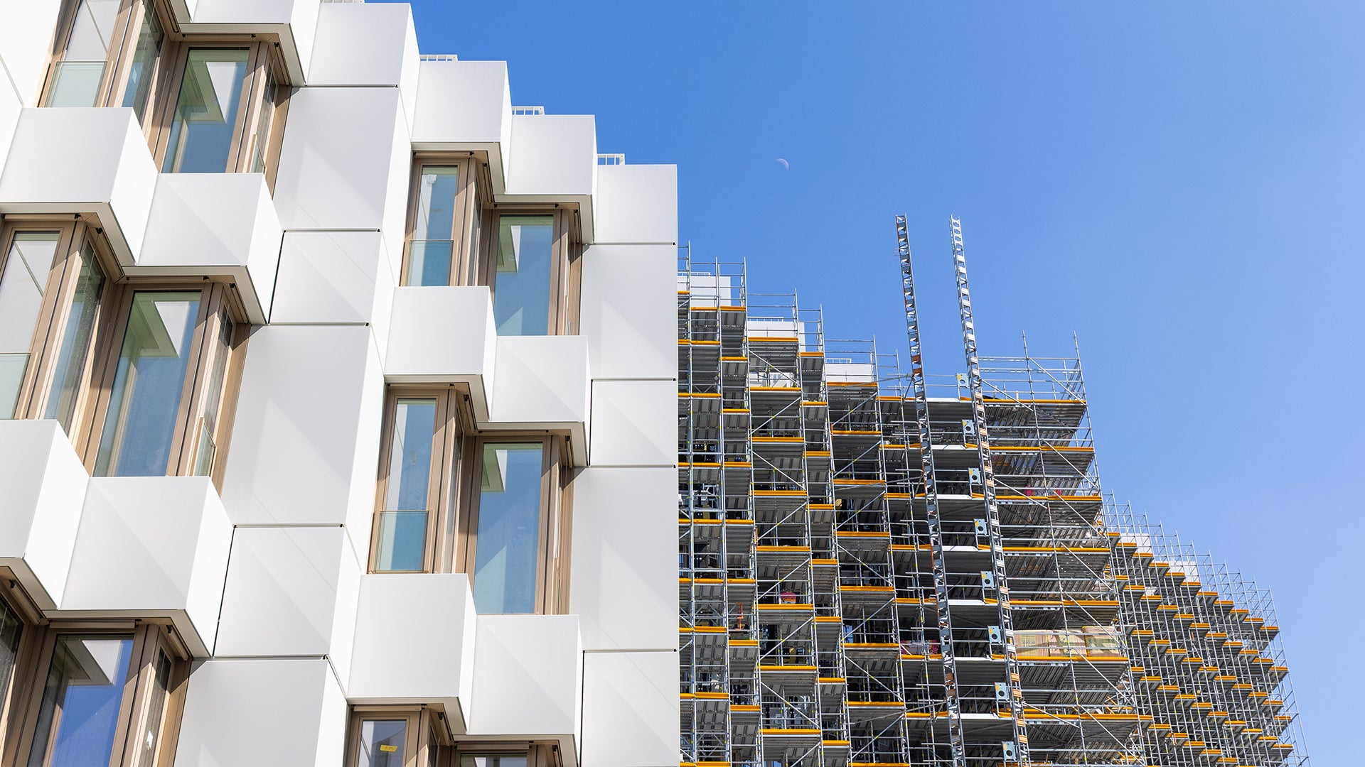 Im Zuge der Fertigstellung der Gebäudefassade wurde das PERI UP Fassadengerüst sukzessive von oben nach unten rückgebaut.