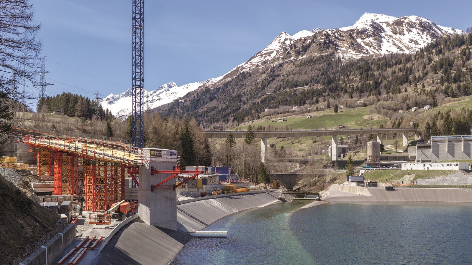 Für die Herstellung der seitlichen Spannfelder kamen schwere Tragkonsolen in Kombination mit maßgefertigten Stahlsonderbauteilen zum Einsatz.