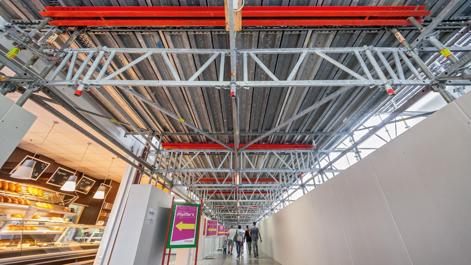 Der 80 m lange Schutztunnel schottet den öffentlich zugänglichen Bereich von der Sanierungsmaßnahme ab und dient – verstärkt mit zusätzlichen VARIOKIT Bauteilen – zugleich als Tragkonstruktion.