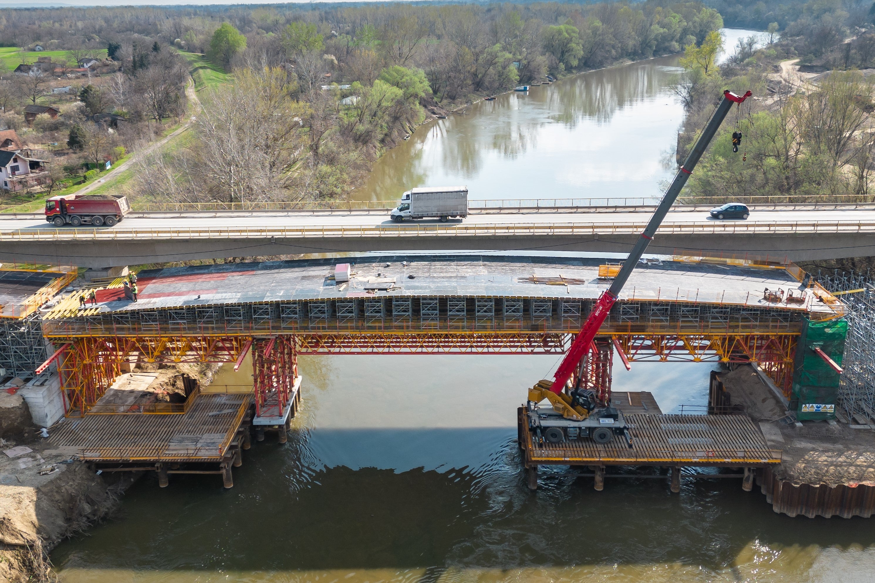 主桥为三跨的预应力混凝土结构，跨度分别为45+70+45米。