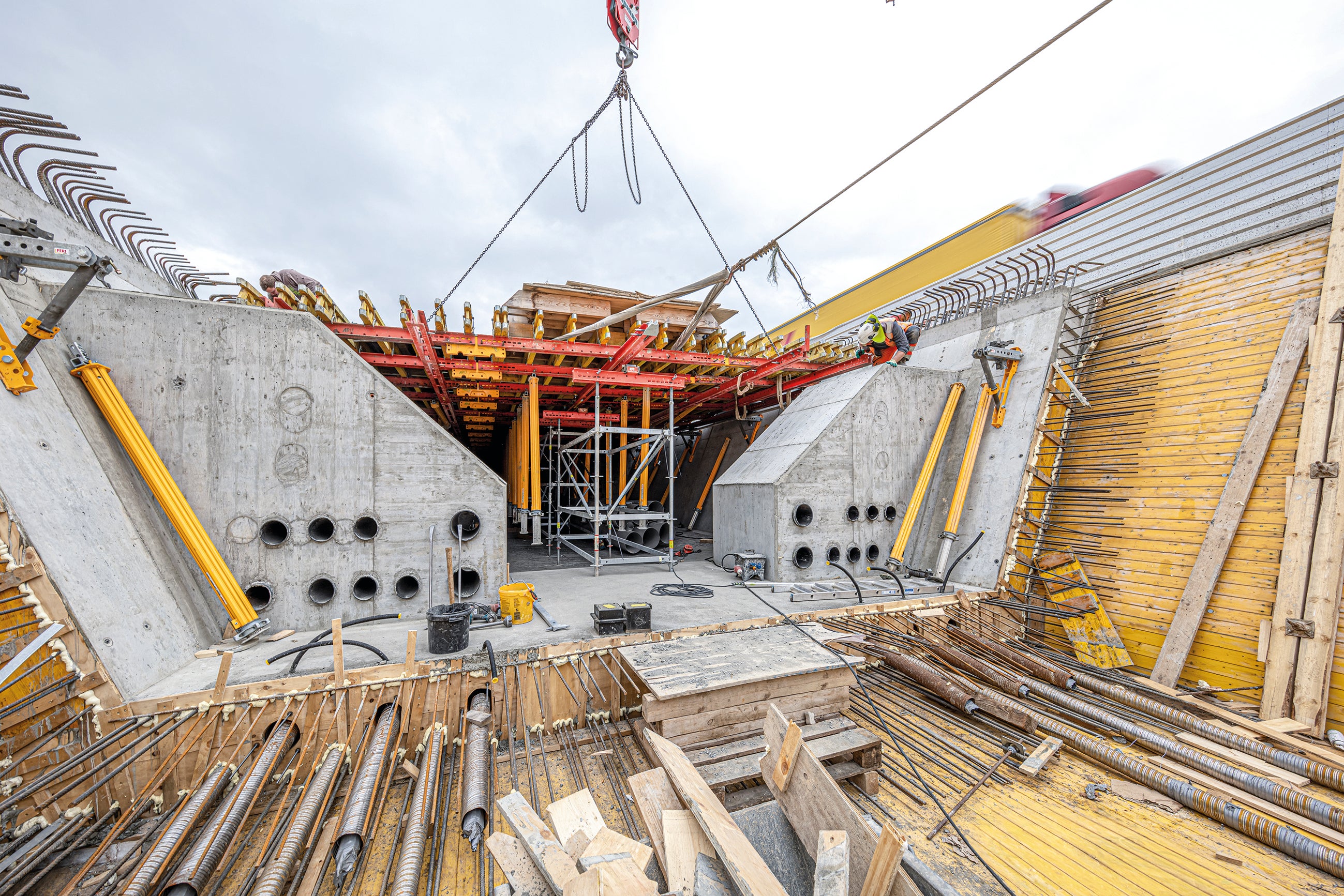 Le mécanisme de coffrage et de décoffrage optimisé accélère les processus de travail et permet ainsi de libérer le coffrage plus rapidement pour les étapes critiques de la phase de construction.