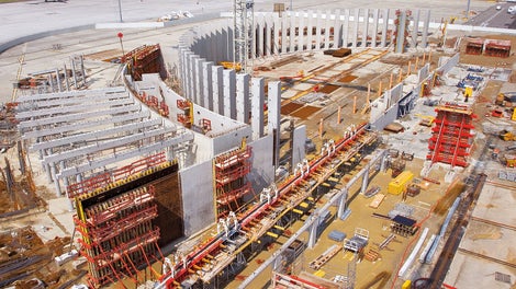 在为半圆形布局，11.75米高的钢筋混凝土立柱施工时，不使用拉杆，一次性浇筑到顶。