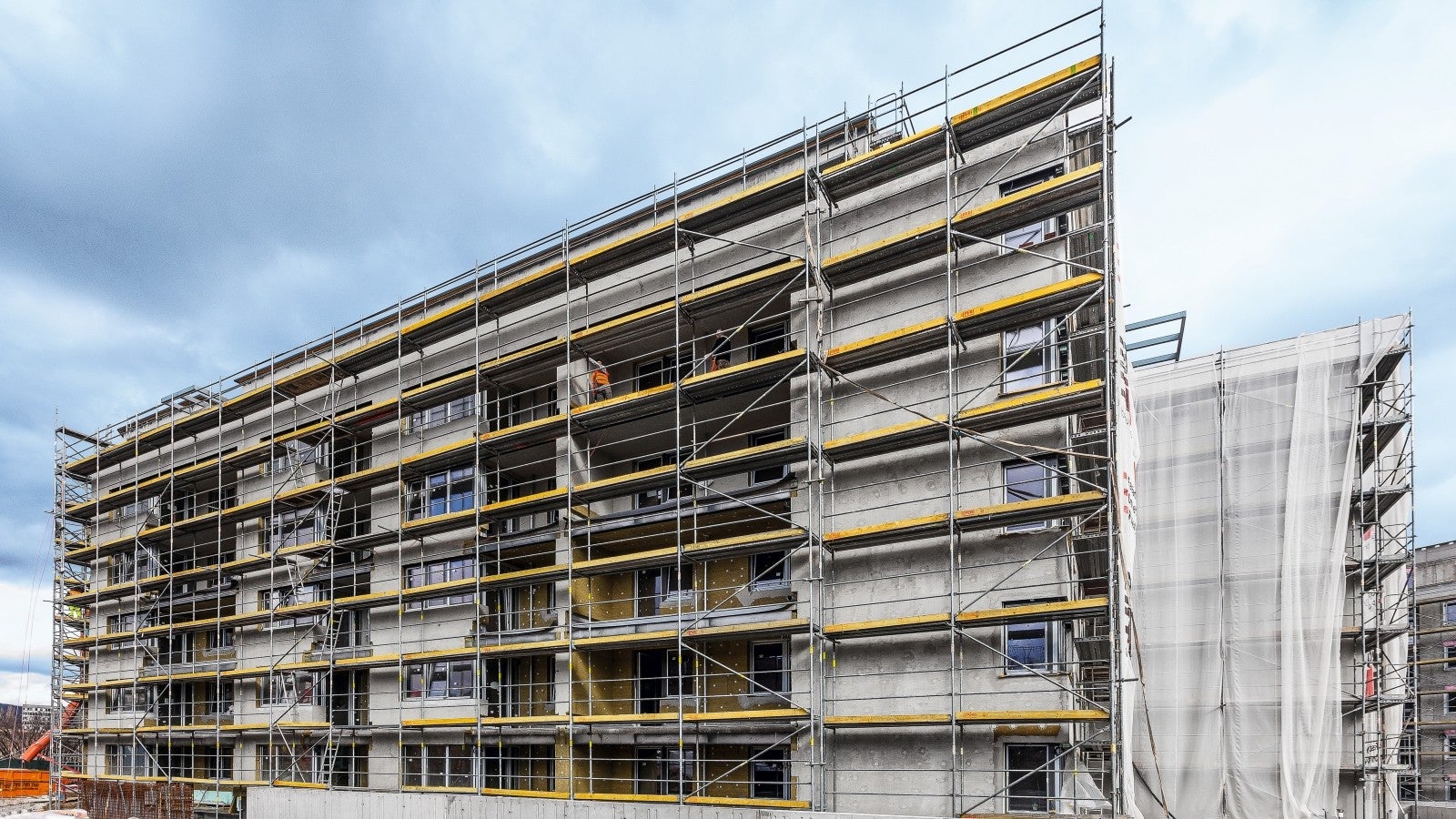 Fasádne lešenie na objektoch obytného systému Malé Krasňany vyrástlo pomocou systému PERI UP T 72.