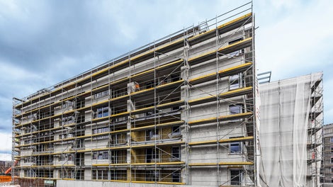 Fasádne lešenie na objektoch obytného systému Malé Krasňany vyrástlo pomocou systému PERI UP T 72.