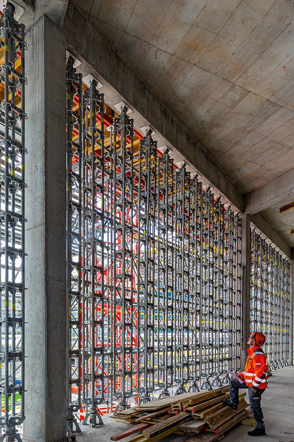 Všestranná stavebnice: lešení PERI UP se používá také jako podpěrná věž pro vysoká, koncentrovaná bodová zatížení až do 200 kN a jako vysokopevnostní podpěra složená ze čtyř sloupků.<br/>(Foto: PERI Německo)<br/>