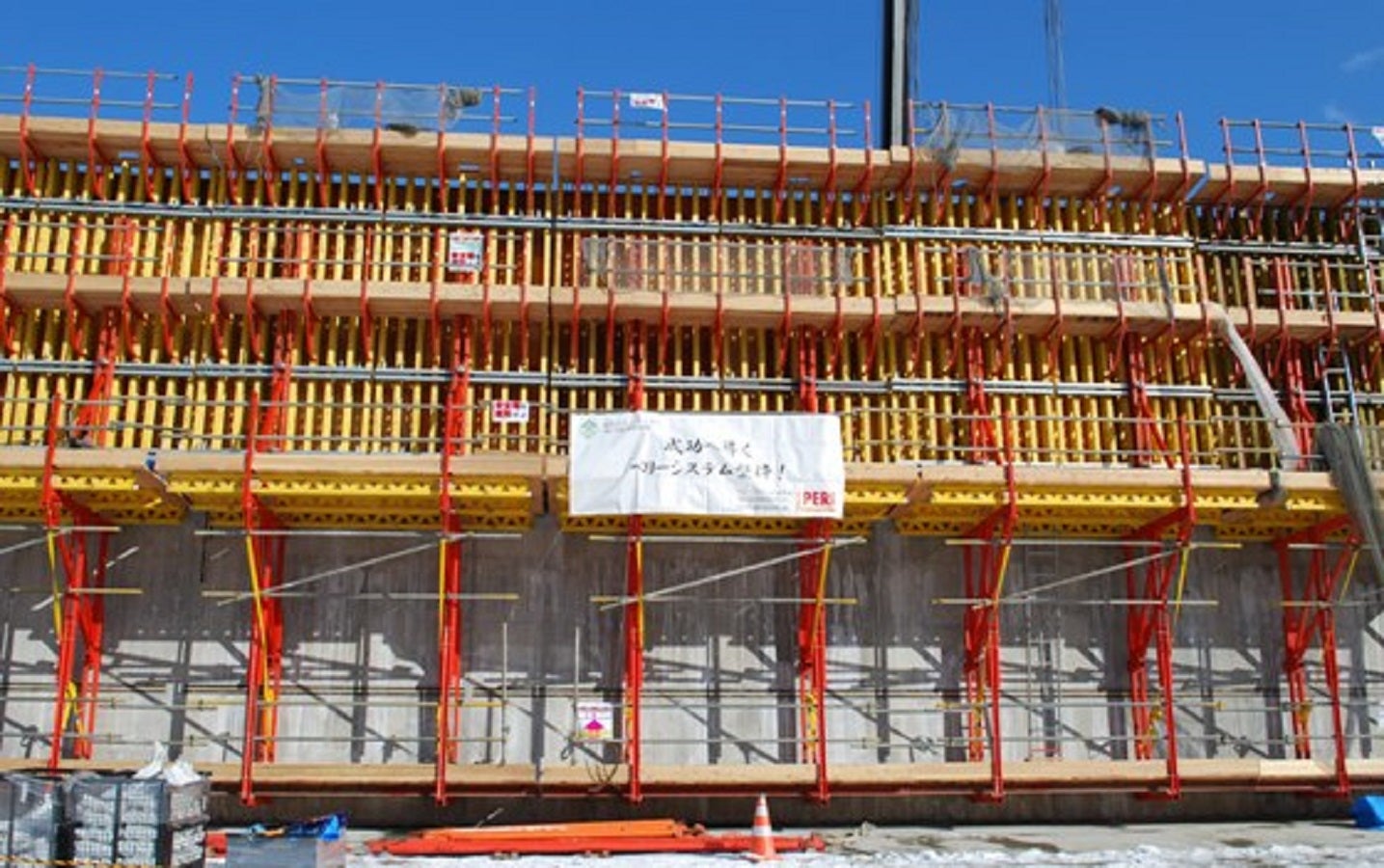 VARIO/バリオ大型壁型枠を搭載したCB240クライミング作業足場