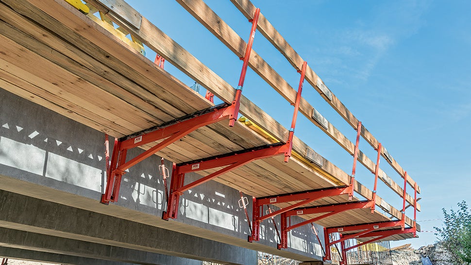 Pracovní lávka VGK nasazená na prefabrikovaných nosnících.