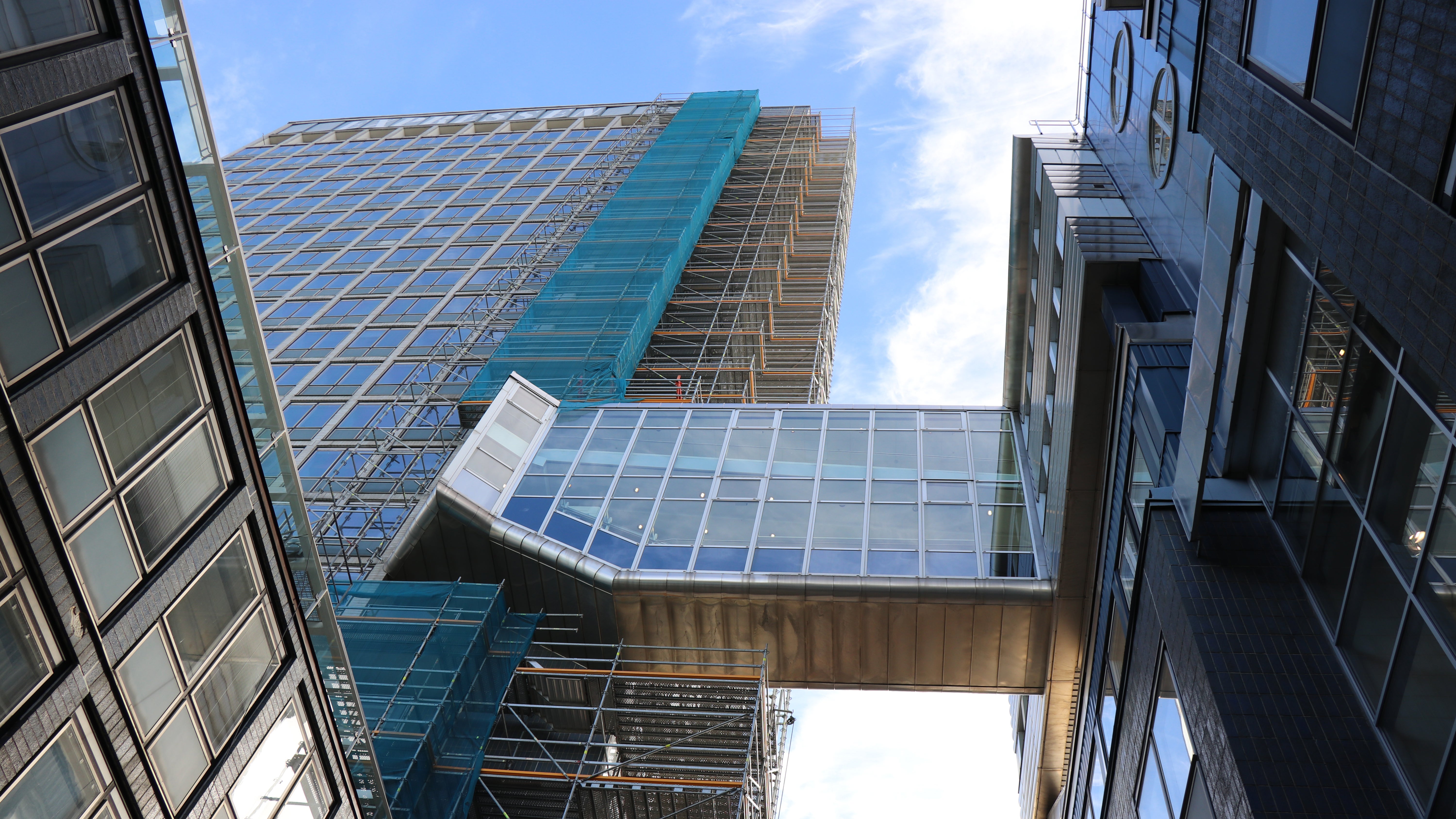 Teknisk lösning där en komplicerad byggnation av ställning över glastak och över en förbindelsegång kunde genomföras