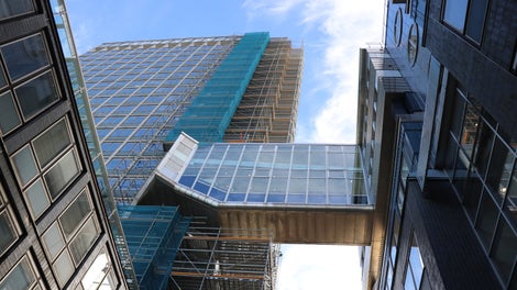 Teknisk lösning där en komplicerad byggnation av ställning över glastak och över en förbindelsegång kunde genomföras