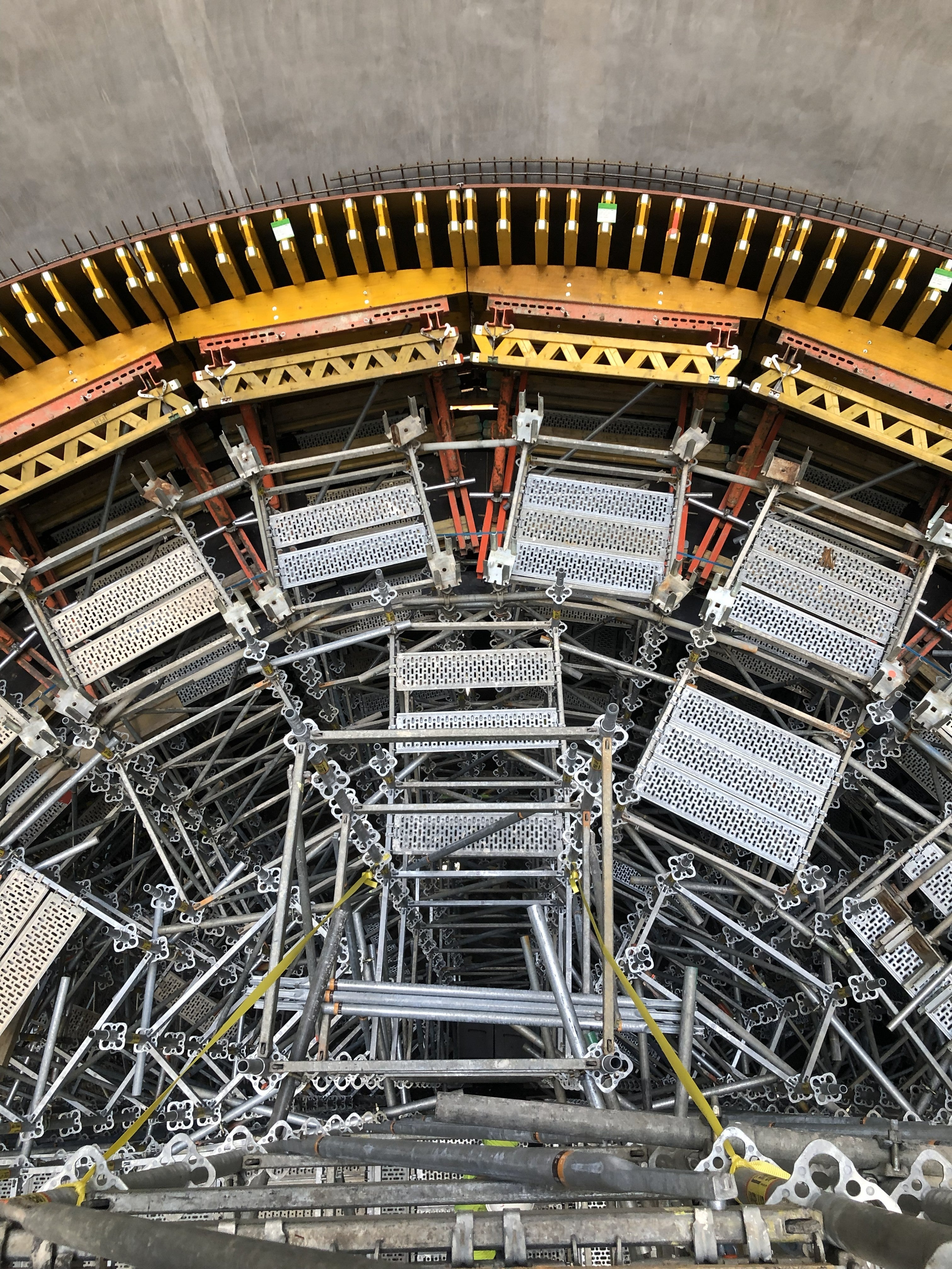 Le système PERI UP, qui peut servir à la fois de système de coffrage et d'échafaudage, s'avère également d'une valeur inestimable dans ce projet.