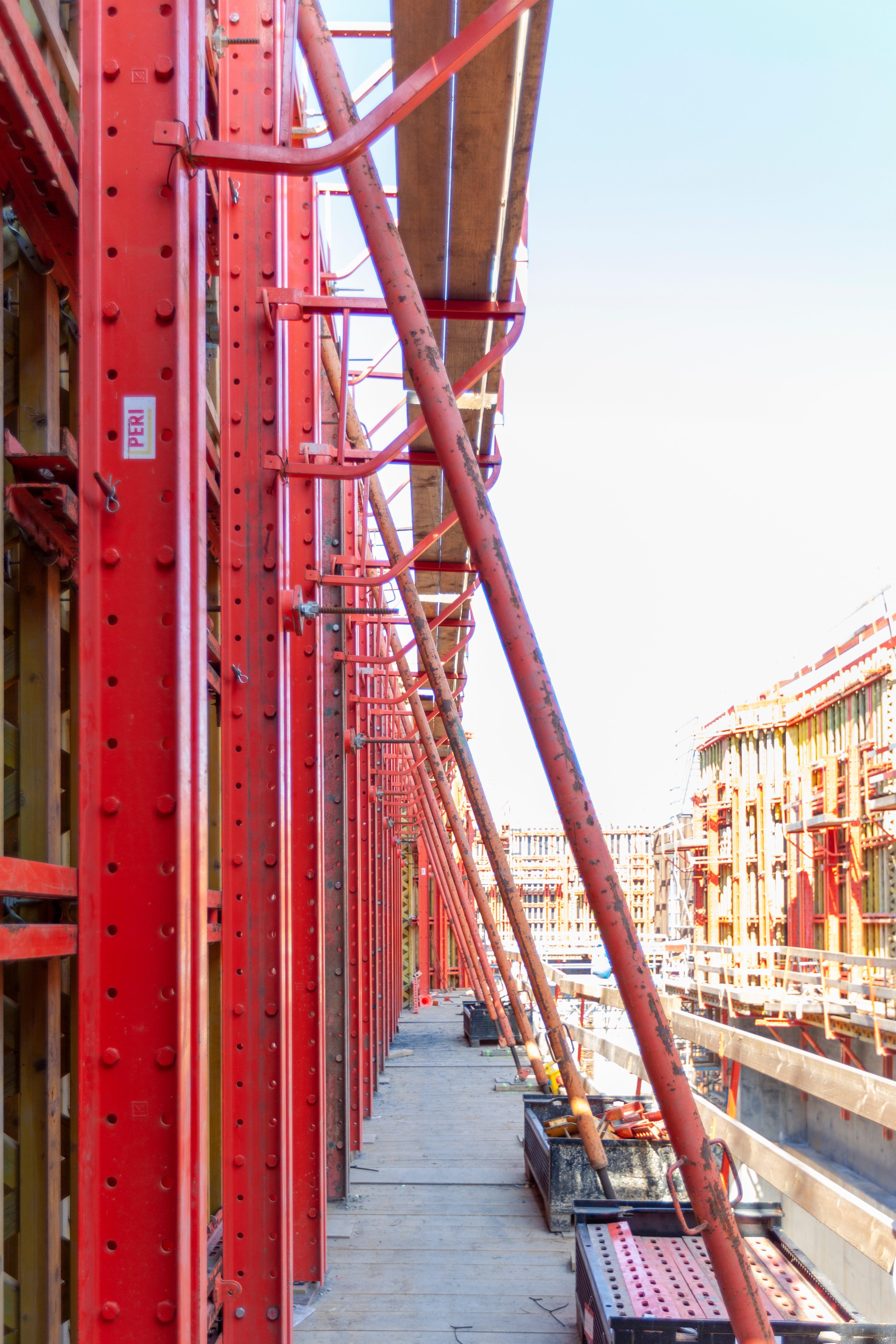 Dankzij de zwaarlastschoren van het VARIOKIT systeem van PERI werd het aantal centerpengaten in de wanden met 35% (!) gereduceerd. Een absolute troef voor een sluiswand. 