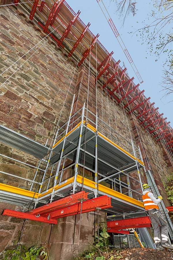In den Hangbereichen wurde mangels Gründungsmöglichkeiten das PERI UP Easy Fassadengerüst als Hängegerüst ausgeführt.