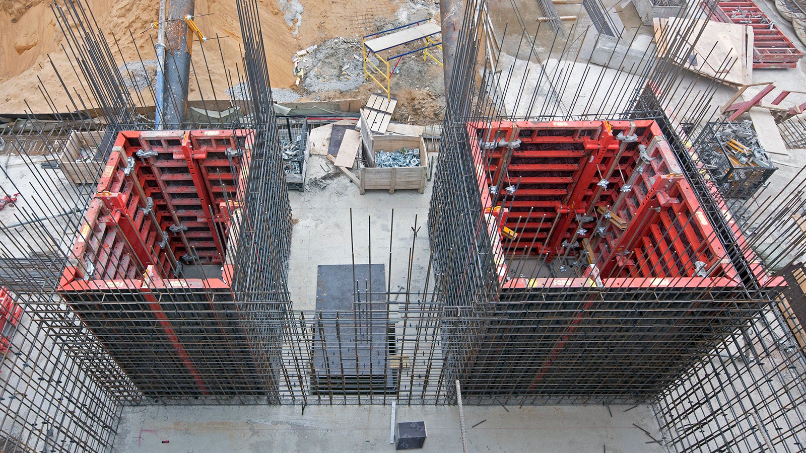 Для бетонирования лестнично-лифтовых узлов система TRIO использовалась с распалубочными элементами TSE, которые позволяют демонтировать и монтировать с захватки на захватку внутреннюю опалубку шахт без трудоемкой сборки и разборки. 