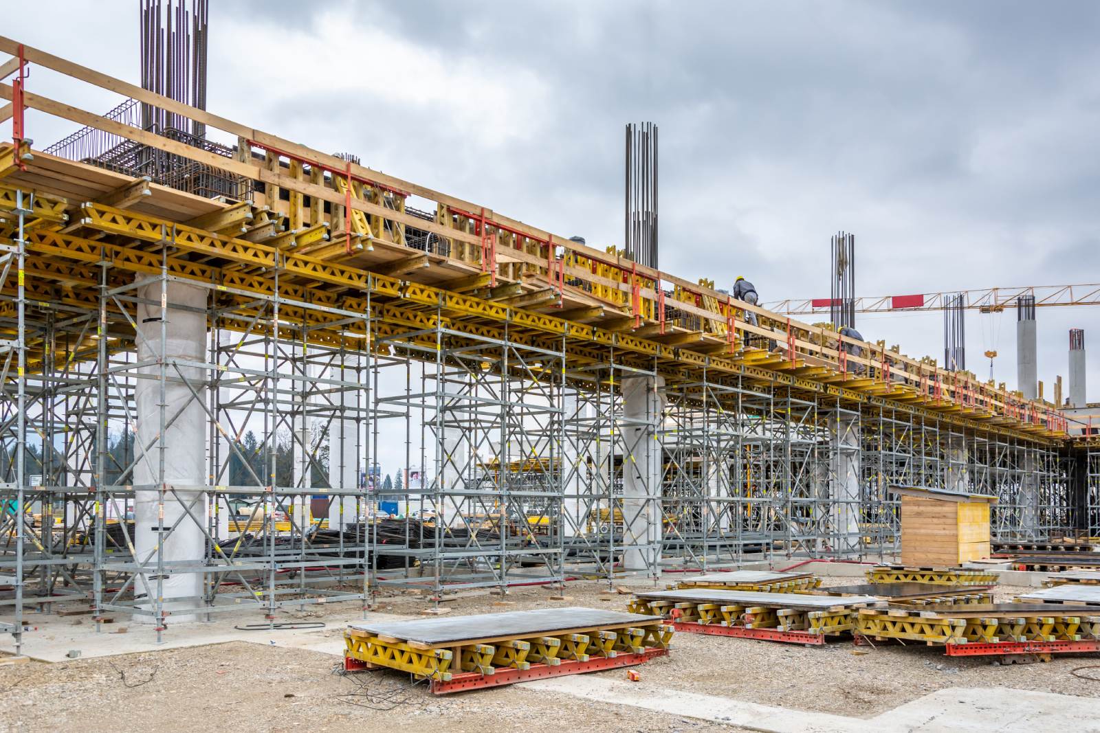 PERI UP Flex tornjevi za visoko podupiranje greda izvedenih VARIO GT24 oplatnim elementima.