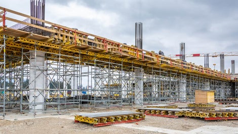 PERI UP Flex tornjevi za visoko podupiranje greda izvedenih VARIO GT24 oplatnim elementima.